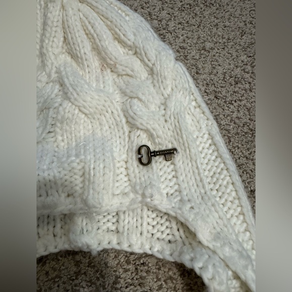 Pom Pom beanie with tassels - Picture 2 of 3